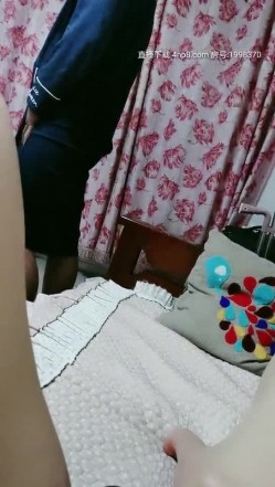 水浙浙真空遛弯 光头眼镜大叔吃饭 媳妇用大黑牛玩小弟弟 口爆 截图12