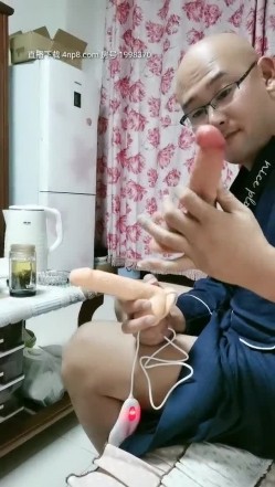 水浙浙真空遛弯 光头眼镜大叔吃饭 媳妇用大黑牛玩小弟弟 口爆 截图13