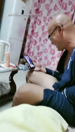 水浙浙真空遛弯 光头眼镜大叔吃饭 媳妇用大黑牛玩小弟弟 口爆 截图14