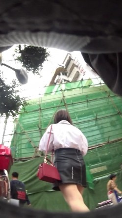 私房120RMB作品稀有商场CD商场拍到极品无内 美眉白裙腿还留着手术疤痕 截图4