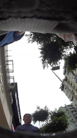 私房120RMB作品稀有商场CD商场拍到极品无内 美眉白裙腿还留着手术疤痕 截图10