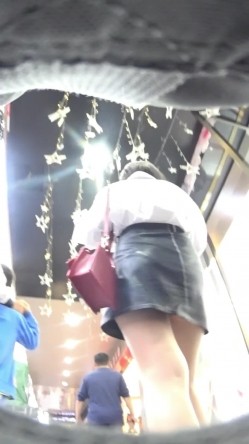 私房120RMB作品稀有商场CD商场拍到极品无内 美眉白裙腿还留着手术疤痕 截图12