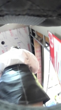私房120RMB作品稀有商场CD商场拍到极品无内 美眉白裙腿还留着手术疤痕 截图14