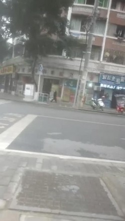 横扫街头炮王佳作，完整版未流出，【老王探花】，足浴店天天逛，穿梭花丛中肆意调戏，总有骚货可以操 截图1