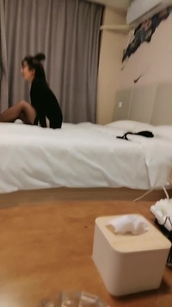 诱人的黑丝人妻露脸宾馆伺候两小哥，温柔的舔弄大鸡巴，诱惑小哥多体位爆草抽插，轮着玩呢骚逼浪叫呻吟不止 截图1