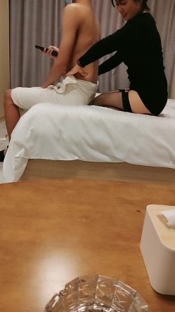 诱人的黑丝人妻露脸宾馆伺候两小哥，温柔的舔弄大鸡巴，诱惑小哥多体位爆草抽插，轮着玩呢骚逼浪叫呻吟不止 截图2