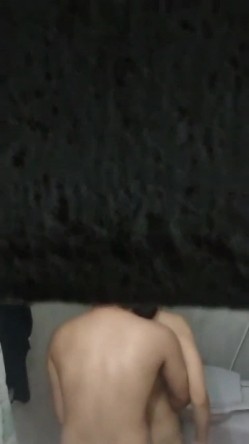 冒死偷拍年轻小夫妻一起洗澡 一边洗一边干 截图15