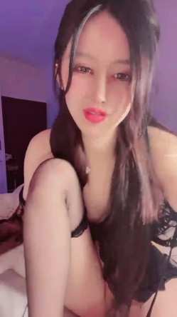 身高173的网红美女！【奶油草莓】抠逼喷水~端庄的时候像圣女，自慰的时候像欲女 截图4
