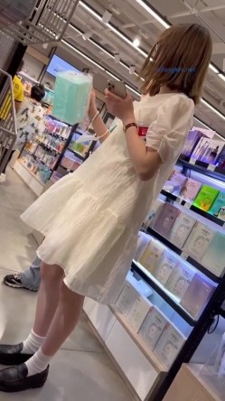 超市跟随偷窥清纯美眉 花内内 屁屁很饱满 截图2