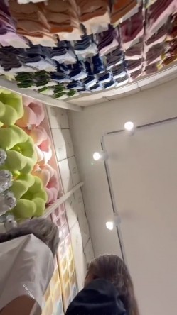 超市跟随偷窥清纯美眉 花内内 屁屁很饱满 截图12