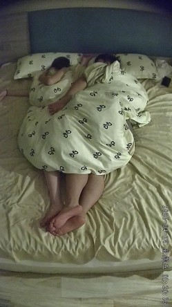 酒店偷拍学医的眼镜妹子被男友修剪阴毛后在他肚子上练习针灸提高他的性能力 截图1