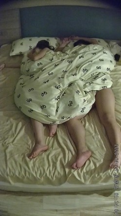 酒店偷拍学医的眼镜妹子被男友修剪阴毛后在他肚子上练习针灸提高他的性能力 截图2