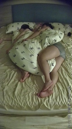 酒店偷拍学医的眼镜妹子被男友修剪阴毛后在他肚子上练习针灸提高他的性能力 截图11