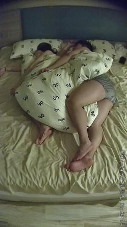 酒店偷拍学医的眼镜妹子被男友修剪阴毛后在他肚子上练习针灸提高他的性能力 截图12