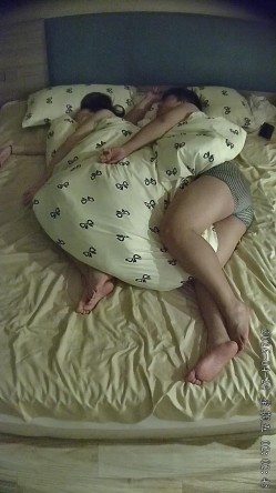 酒店偷拍学医的眼镜妹子被男友修剪阴毛后在他肚子上练习针灸提高他的性能力 截图13