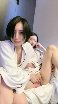 女同姐妹花高颜值的小受受，全程露脸被骚姐姐吃奶舔逼，小乳夹伺候着，带上假鸡巴直接草骚逼给狼友看骚表情 截图2