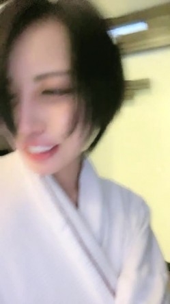 女同姐妹花高颜值的小受受，全程露脸被骚姐姐吃奶舔逼，小乳夹伺候着，带上假鸡巴直接草骚逼给狼友看骚表情 截图12