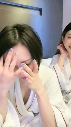 女同姐妹花高颜值的小受受，全程露脸被骚姐姐吃奶舔逼，小乳夹伺候着，带上假鸡巴直接草骚逼给狼友看骚表情 截图13
