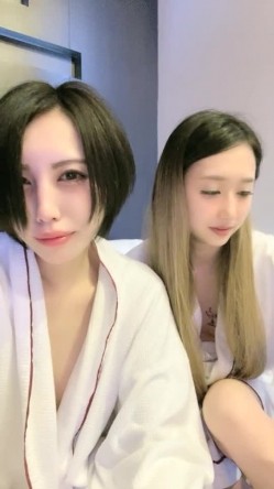 女同姐妹花高颜值的小受受，全程露脸被骚姐姐吃奶舔逼，小乳夹伺候着，带上假鸡巴直接草骚逼给狼友看骚表情 截图14