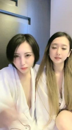 女同姐妹花高颜值的小受受，全程露脸被骚姐姐吃奶舔逼，小乳夹伺候着，带上假鸡巴直接草骚逼给狼友看骚表情 截图15