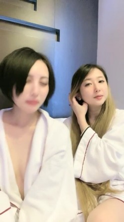 女同姐妹花高颜值的小受受，全程露脸被骚姐姐吃奶舔逼，小乳夹伺候着，带上假鸡巴直接草骚逼给狼友看骚表情 截图16