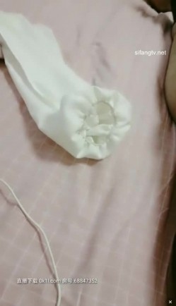女神校花国庆放假了 回到土豪大叔租的套房就干 玩穴深喉口交无套啪啪一顿抽插爆操 还准备了AV学妹套装玩制服诱惑 截图2