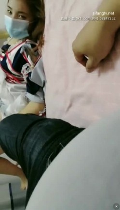 女神校花国庆放假了 回到土豪大叔租的套房就干 玩穴深喉口交无套啪啪一顿抽插爆操 还准备了AV学妹套装玩制服诱惑 截图8