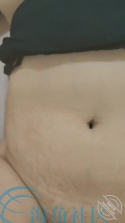 【披风少年爱老妈】被舔醒是种什么体验？天才刚微微亮老妈就爬上我的床把我舔醒 截图7