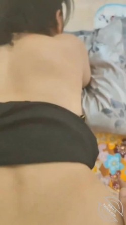 【披风少年爱老妈】被舔醒是种什么体验？天才刚微微亮老妈就爬上我的床把我舔醒 截图9