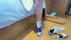 推特28万粉丝国产原创丝袜足交博主「酥小强」付费私拍 线下专约素人模特足交抚摸调情 截图3