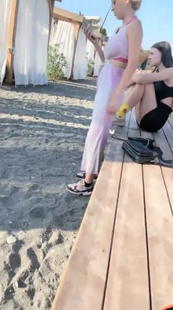 多年未见如此带劲！大神在俄罗斯吃的真香，一排顶级漂亮毛妹，海滩选美大秀？都年轻漂亮，特别是蓝眼睛那位，抓进去操 截图9