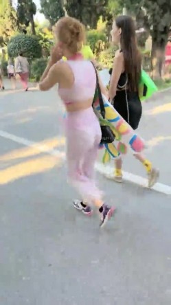 多年未见如此带劲！大神在俄罗斯吃的真香，一排顶级漂亮毛妹，海滩选美大秀？都年轻漂亮，特别是蓝眼睛那位，抓进去操 截图14