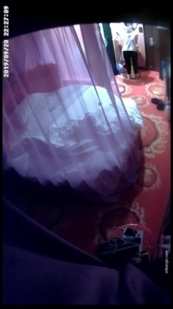 2019最新9月全网首发情侣主题宾馆-长发颜值美女偷情领导 中途接了老公电话 接完接着啪 截图4
