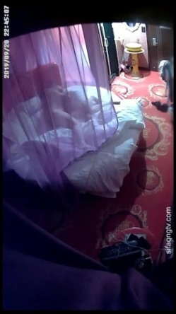 2019最新9月全网首发情侣主题宾馆-长发颜值美女偷情领导 中途接了老公电话 接完接着啪 截图6