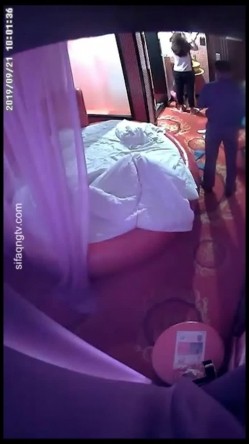 2019最新9月全网首发情侣主题宾馆-长发颜值美女偷情领导 中途接了老公电话 接完接着啪 截图16