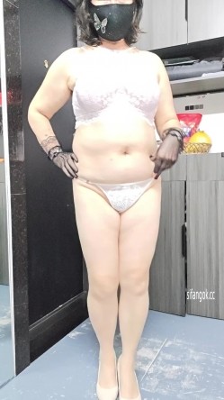 抖音骚逼熟女【慧慧兰兰】越老越骚,掰逼展示,裸舞诱惑,榨精大叔,大叔还可以,金枪不倒操老逼 截图4