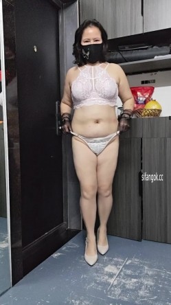 抖音骚逼熟女【慧慧兰兰】越老越骚,掰逼展示,裸舞诱惑,榨精大叔,大叔还可以,金枪不倒操老逼 截图7