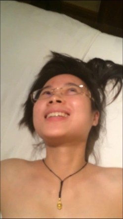 对白淫荡各种淫语挑逗又害羞又闷骚的文雅眼镜学妹被撩妹大神干的爱液泛滥啊啊淫叫不停表情销魂 截图1