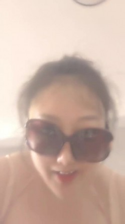 爆乳大屁股风骚人妻的诱惑，淫声荡语揉奶玩逼自慰，乳夹假鸡巴都夹没了，小道具插进大肥逼浪叫呻吟不止刺激 截图11