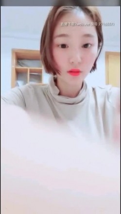 这美乳真挺直 短发高颜值小辣妈 姨妈来了都没被放过 聊着聊着就直接被后入 被老公吃着奶子 这男人太性福了 截图1