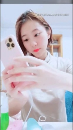 这美乳真挺直 短发高颜值小辣妈 姨妈来了都没被放过 聊着聊着就直接被后入 被老公吃着奶子 这男人太性福了 截图2