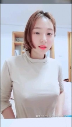 这美乳真挺直 短发高颜值小辣妈 姨妈来了都没被放过 聊着聊着就直接被后入 被老公吃着奶子 这男人太性福了 截图7