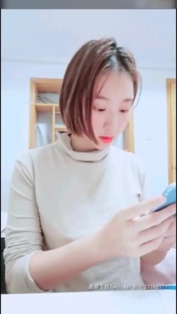 这美乳真挺直 短发高颜值小辣妈 姨妈来了都没被放过 聊着聊着就直接被后入 被老公吃着奶子 这男人太性福了 截图8