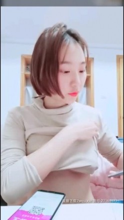 这美乳真挺直 短发高颜值小辣妈 姨妈来了都没被放过 聊着聊着就直接被后入 被老公吃着奶子 这男人太性福了 截图9