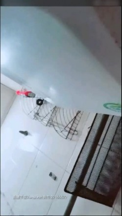 这美乳真挺直 短发高颜值小辣妈 姨妈来了都没被放过 聊着聊着就直接被后入 被老公吃着奶子 这男人太性福了 截图16