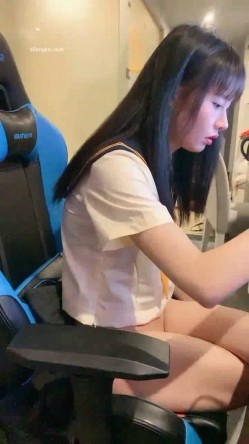 校花级女神 ️【蜜桃Ya】长腿细腰。酒店无套约啪，内射一股白白精液 ️爽！！ 截图1