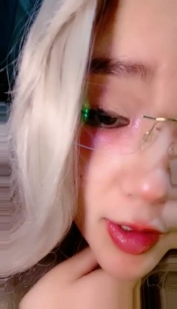 带眼镜的像娃娃的女人，道具自慰插穴，调教深喉吃屌 超级巨乳 特写掰穴紧致的很 截图1