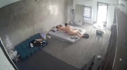 黑客破解家庭网络摄像头偷拍住毛坯房的年轻情侣疯狂做爱有时一天做爱几次 截图10