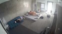 黑客破解家庭网络摄像头偷拍住毛坯房的年轻情侣疯狂做爱有时一天做爱几次 截图12