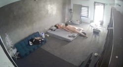 黑客破解家庭网络摄像头偷拍住毛坯房的年轻情侣疯狂做爱有时一天做爱几次 截图14